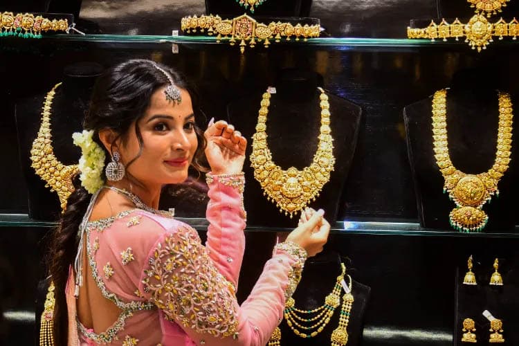 Gold Price Decline Driven by Global Trade Optimism: Implications for HDFC Securities Investors