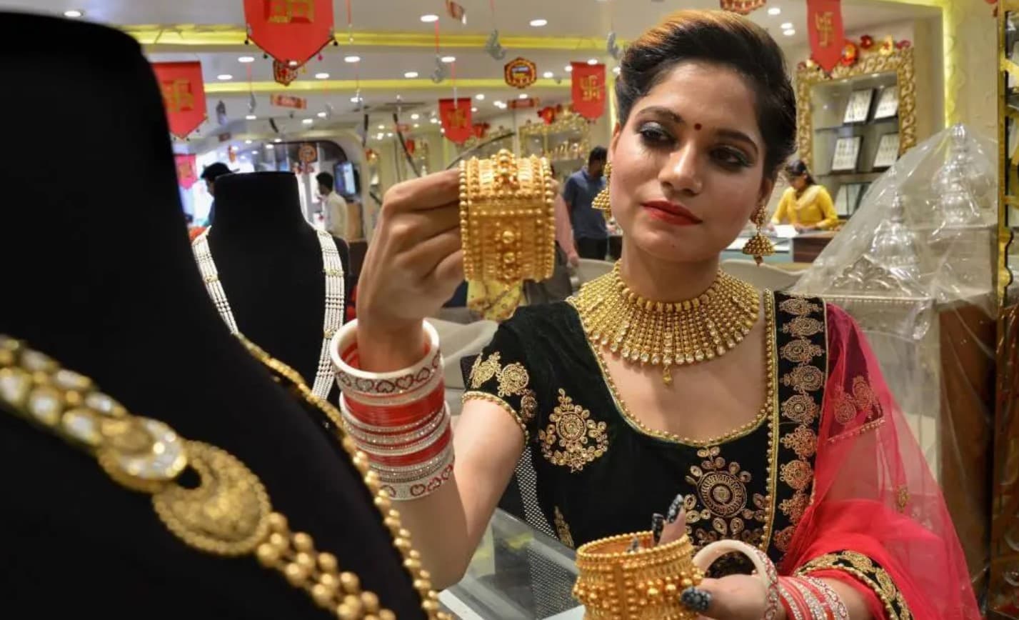 Gold Price Dip Presents Strategic Opportunities for <a class="news-article-link" href="https://www.unlistedsharesindia.com/shares/hdfc-securities-limited-unlisted-shares">HDFC Securities Limited Unlisted Shares</a> Investors